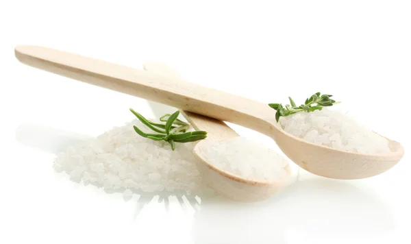 Salz in Löffeln mit frischem Rosmarin und Thymian isoliert auf weiß — Stockfoto