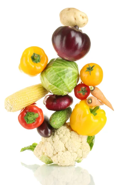 Свежие овощи изолированы на белом — стоковое фото