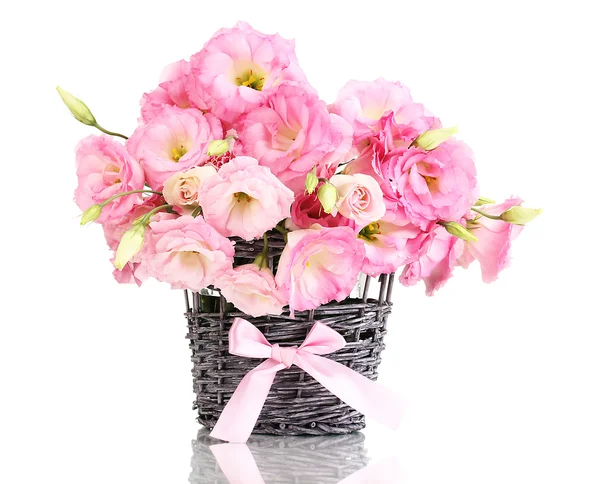 Букет цветов эустомы в плетеной вазе, изолированные на белом — стоковое фото