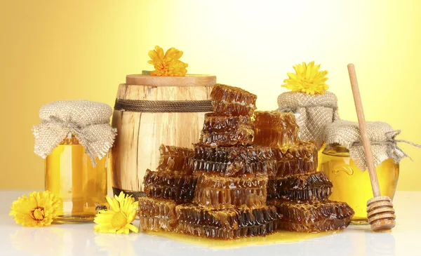 Favos de mel doces, barril e jarros com mel, isolados em branco — Fotografia de Stock