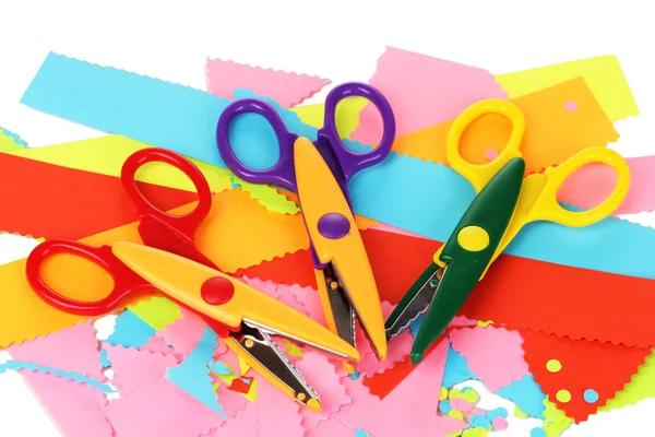 Tesoura de ziguezague colorida em papel a cores close-up isolado em branco — Fotografia de Stock