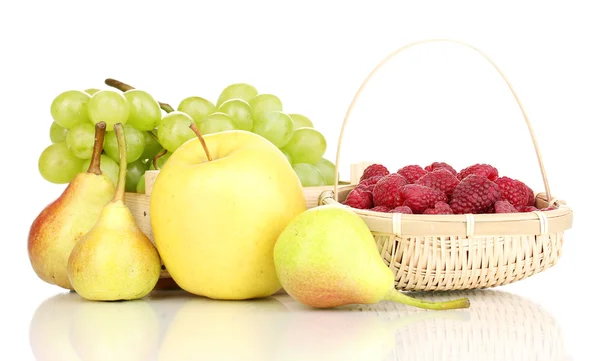 Rijp fruit en bessen geïsoleerd op wit — Stockfoto