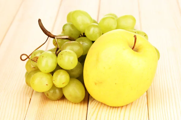 Raisins doux mûrs et pomme sur fond bois — Photo