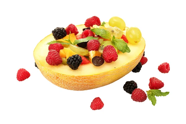 Świeże owoce sałatka z melona i jagody, na białym tle — Zdjęcie stockowe