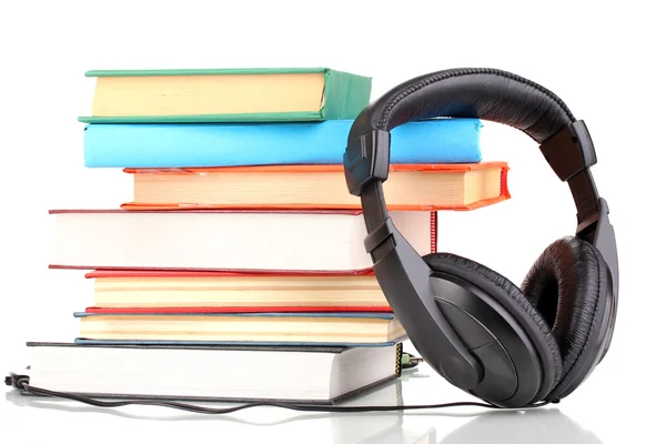 Kopfhörer auf Bücher isoliert auf weiß — Stockfoto