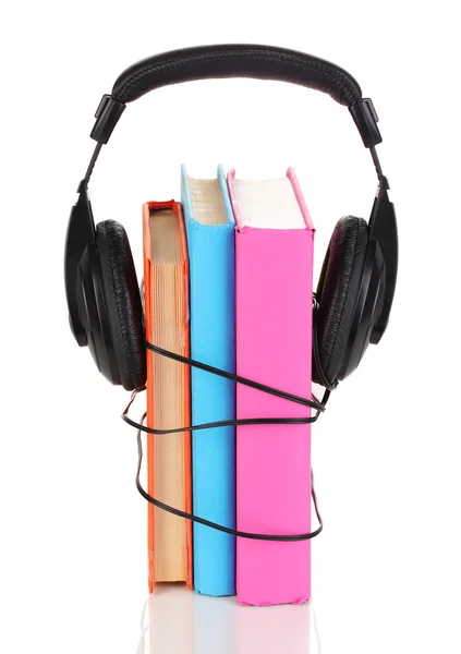 Headphone pada buku-buku terisolasi pada putih — Stok Foto