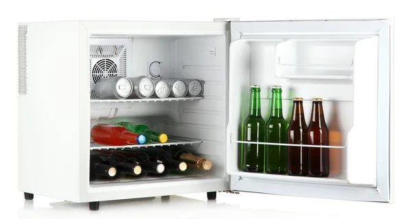 Mini geladeira cheia de garrafas de bebidas alcoólicas isoladas em branco — Fotografia de Stock