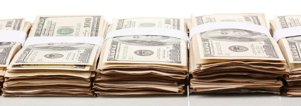 Muchos billetes de cien dólares en primer plano aislados en blanco —  Fotos de Stock