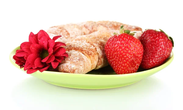 Färska bagels med jordgubbe isolerad på vit — Stockfoto