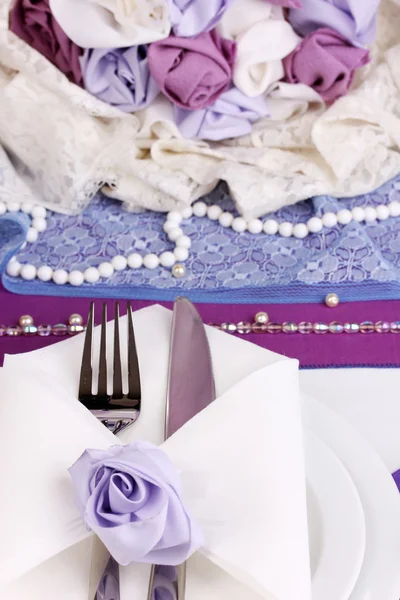 Serving fabulous wedding table in purple color close-up — Stock Photo, Image