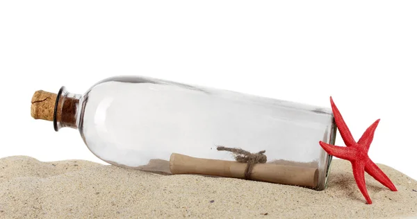 Bouteille en verre avec note à l'intérieur sur sable isolé sur blanc — Photo