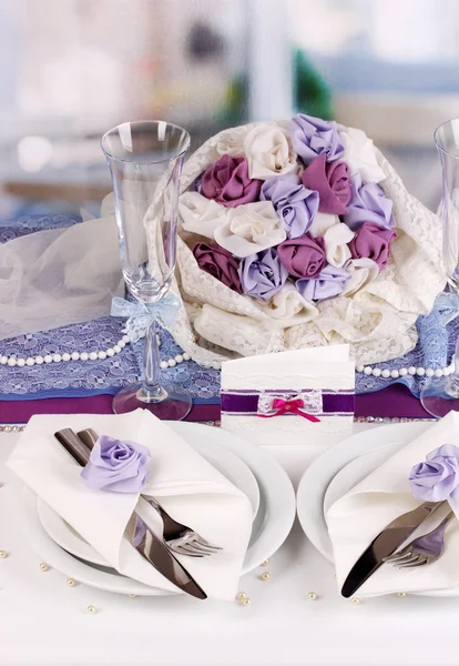 Sirviendo fabulosa mesa de bodas en color púrpura del fondo del restaurante — Foto de Stock