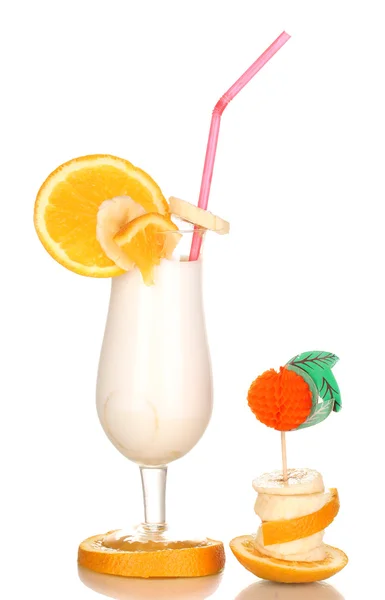 Смачний молочний коктейль з фруктами ізольовано на білому — стокове фото