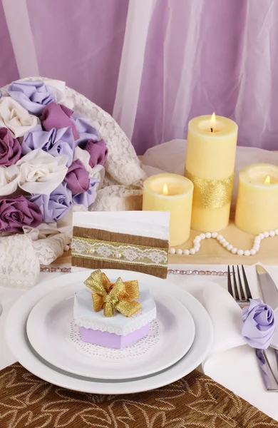 Mesés esküvői asztalra szolgálatot lila és arany színű, fehér és lila szövet háttér — Stock Fotó