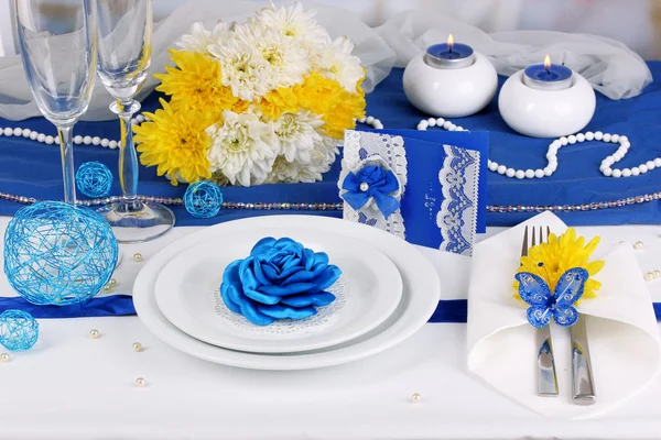 Muhteşem düğün masa mor ve mavi renk yakın çekim hizmet veren. — Stok fotoğraf
