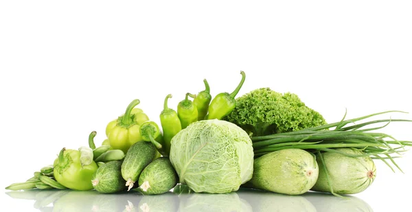 Légumes verts frais isolés sur blanc — Photo
