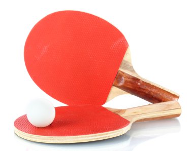 Ping-pong raketleri ve topu, beyaz üzerine izole edilmiş.