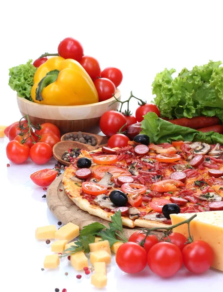 Pizza delicioasă, legume și salam izolate pe alb — Fotografie, imagine de stoc