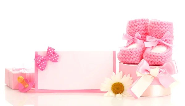 Botas de bebé de color rosa, chupete, regalos, postal en blanco y flor aislada en blanco —  Fotos de Stock