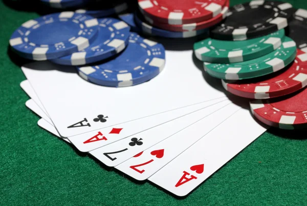 Κάρτες και μάρκες για το πόκερ στο πράσινο τραπέζι — Φωτογραφία Αρχείου