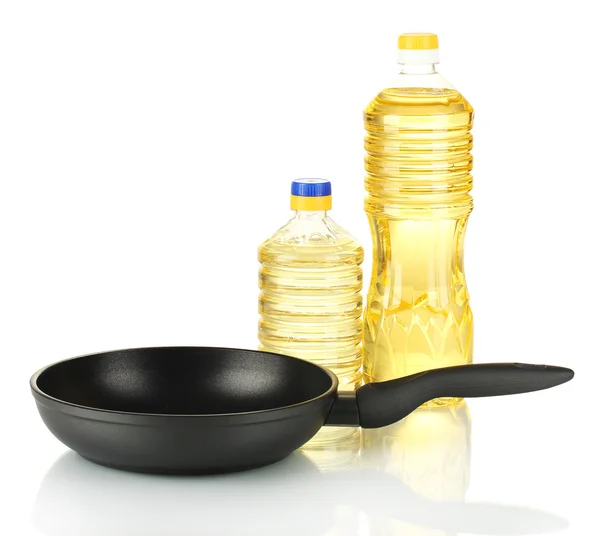 Sartén con botella de aceite aislado en blanco —  Fotos de Stock