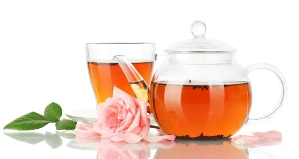 Teekanne und Tasse Tee mit Rose isoliert auf weiß — Stockfoto