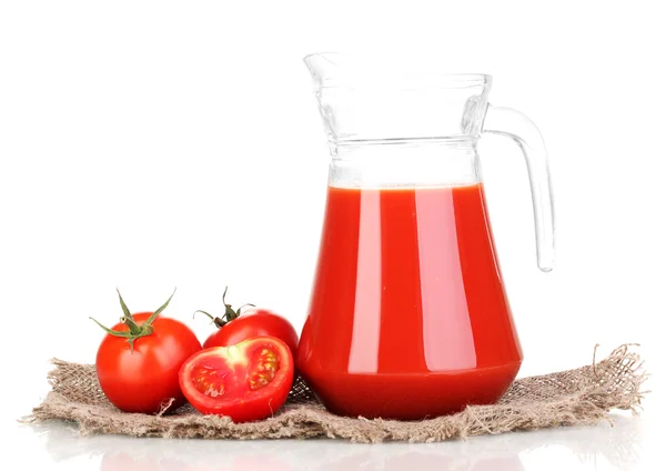 Jugo de tomate en jarra sobre saco aislado sobre blanco — Foto de Stock