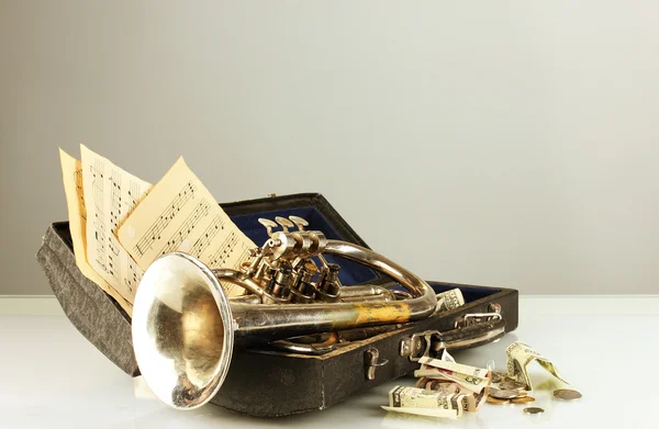 Instrument muzyczny z pieniędzy na szarym tle — Zdjęcie stockowe