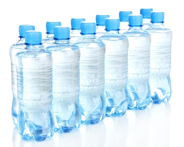 Plastikowe butelki wody na białym tle — Zdjęcie stockowe