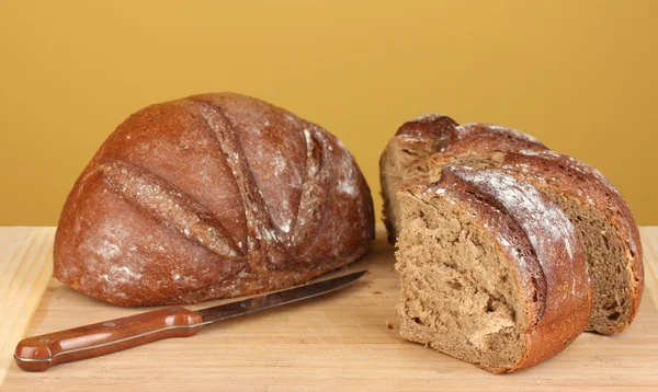 Pan en rodajas sobre fondo marrón de cerca —  Fotos de Stock