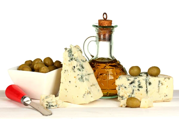 Композиция из голубого сыра и оливок в миске на белом фоне крупным планом — стоковое фото