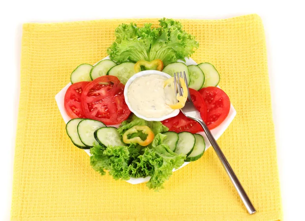 Pokrojone warzywa i sosem na talerzu na białym tle — Zdjęcie stockowe
