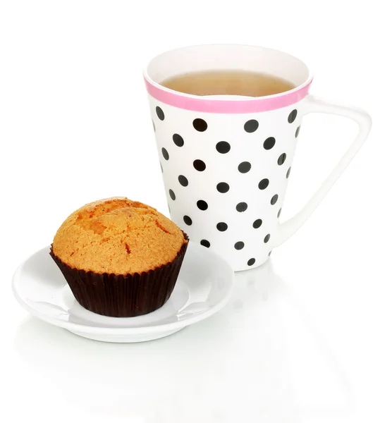 Muffin fresco con té aislado en blanco — Foto de Stock