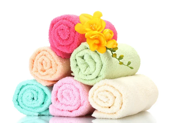Asciugamani colorati e fiori isolati su bianco — Foto Stock