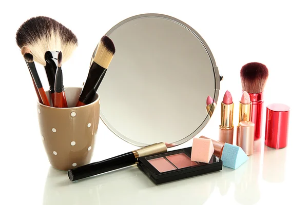 Cosmetica in de buurt van spiegel geïsoleerd op wit — Stockfoto