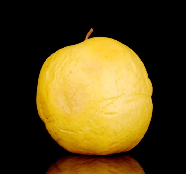 Manzana amarilla como concepto de piel problemática aislada en negro —  Fotos de Stock