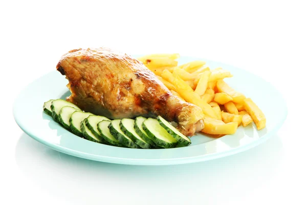 Жареная курица с картошкой фри и огурцами на тарелке, изолированные на белом — стоковое фото
