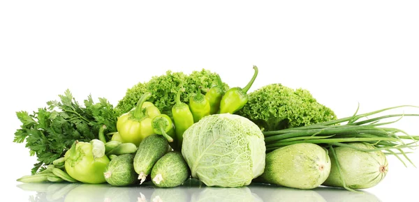 Свежие зеленые овощи, изолированные на белый — стоковое фото