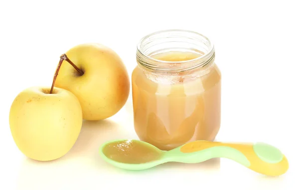 赤ちゃん白で隔離されるスプーンとリンゴのピューレの jar ファイル — ストック写真