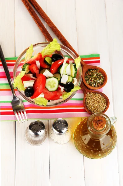 Gustosa insalata greca con spezie su sfondo bianco in legno primo piano — Foto Stock