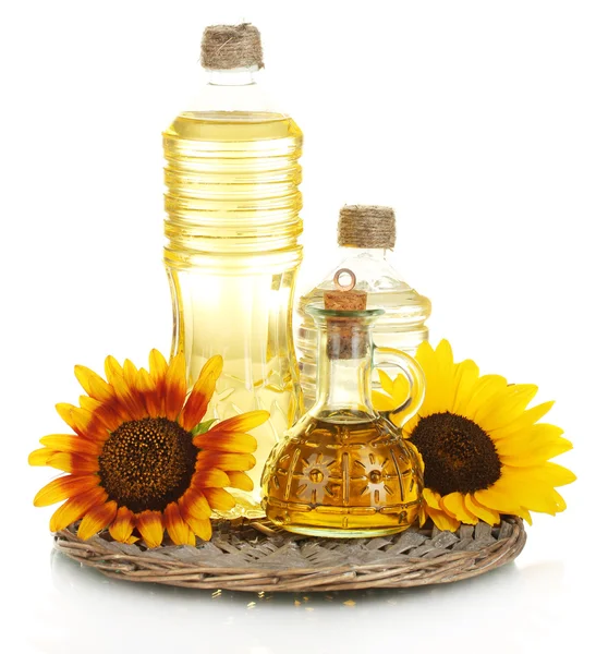 Öl in Flaschen und Sonnenblumen, isoliert auf weiß — Stockfoto
