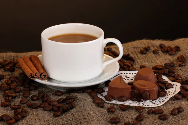Filiżankę kawy na zwolnieniu na brązowym tle — Zdjęcie stockowe