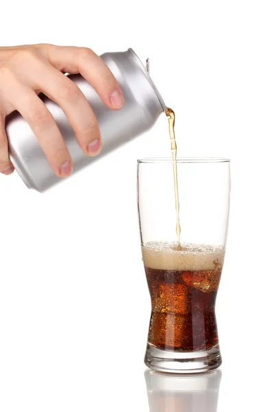 Cola gieten in glas geïsoleerd op wit — Stockfoto
