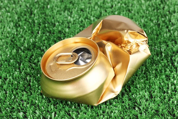 Crumpled empty can on grass — Stock Photo, Image