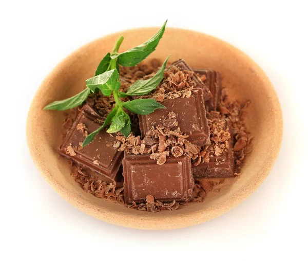 Darab csokoládé, menta, elszigetelt fehér agyag tányéron — Stock Fotó