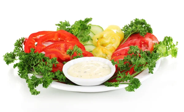 Gehacktes Gemüse und Soße auf Teller isoliert auf weiß — Stockfoto