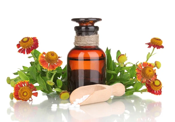 Medicína láhev s tablety a květiny izolovaných na bílém — Stock fotografie