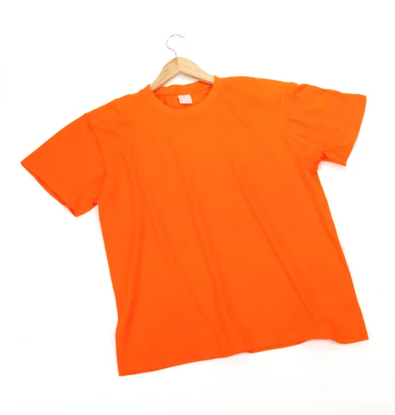 白で隔離されるハンガーにオレンジ色の t シャツ — ストック写真