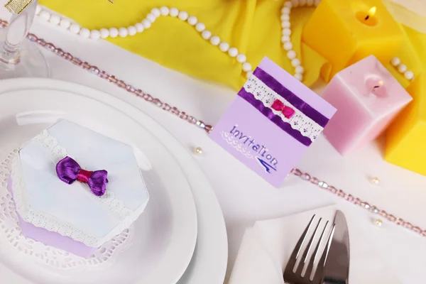 紫色的礼物为客人介绍婚礼表特写的 — 图库照片