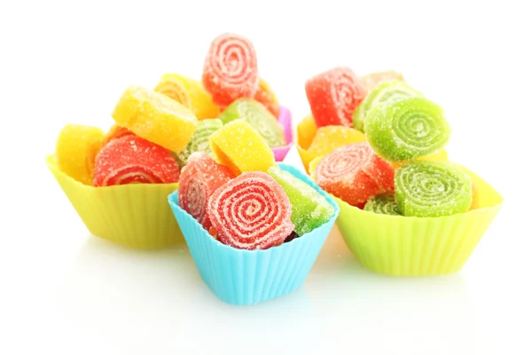 Dulces caramelos de jalea en cajas de pasteles de taza aislados en blanco — Foto de Stock